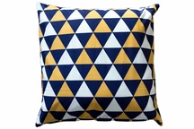 Dekoračný vankúš 45x45 námornícka modrá a žlté trojuholníky