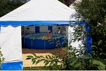 Záhradné stany - modro-biely stan Bavaria 4 x 6 m s bazénom vo vnútri
