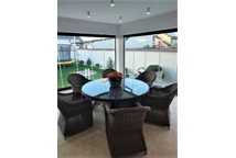 Garden Point antracitový okrúhly technorattanový stôl Toledo