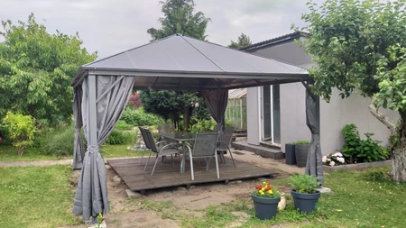 Milos 4x4m záhradný altánok so závesmi Garden Point sivý