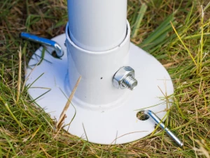 Montážne nožičky  na upevnenie možno použiť uzemňo